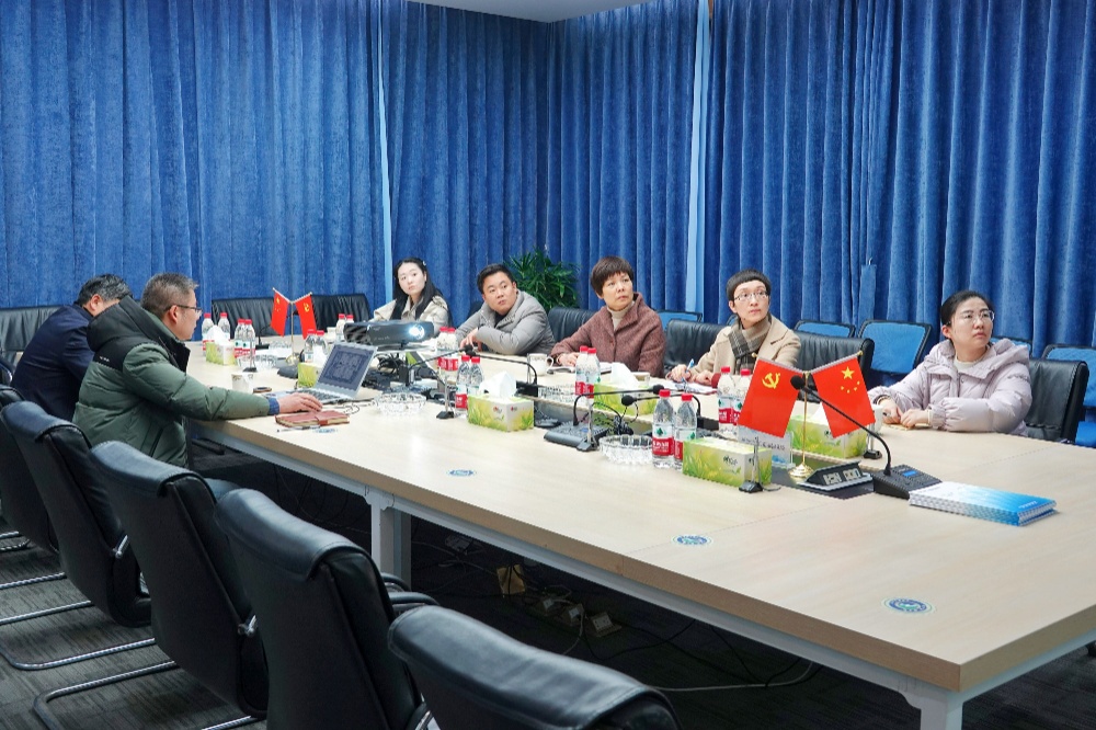 海宁市政协主席周红霞莅临芯能科技走访调研